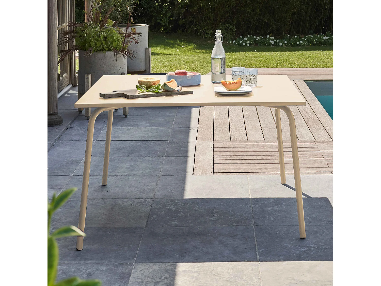 Vierkante eettafel van ivoorkleurig staal, 120 cm