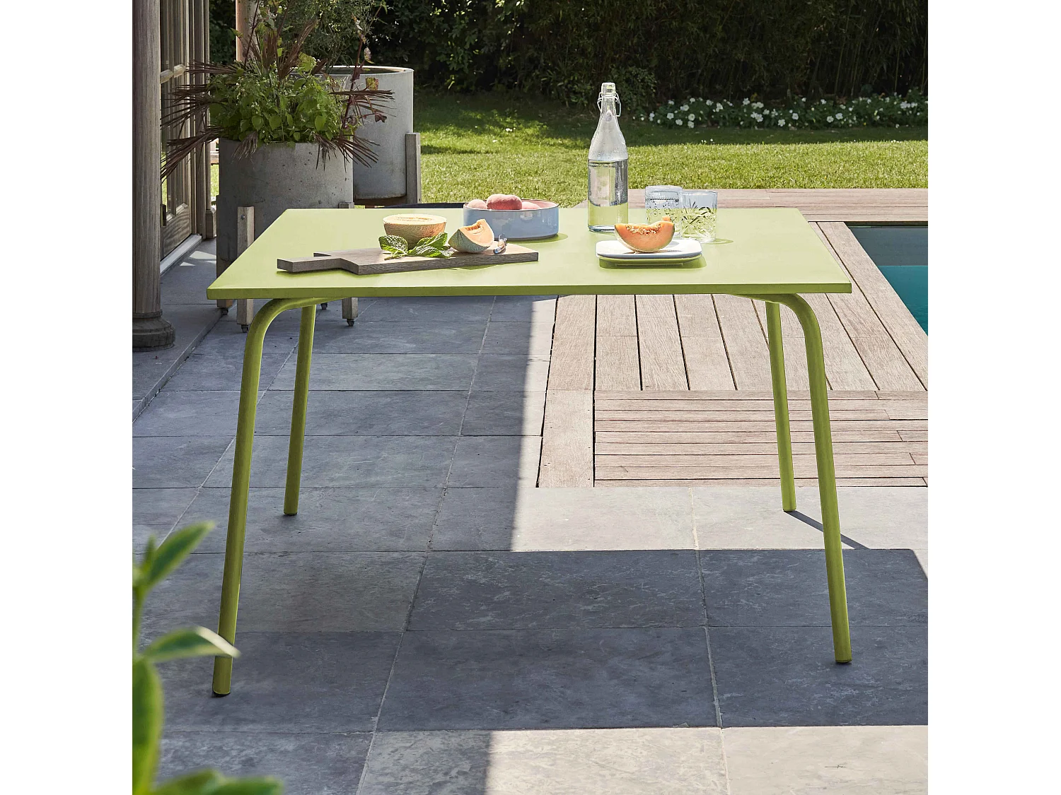 Vierkante groene tuintafel