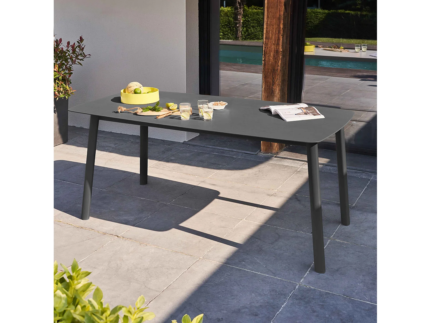 Table de terrasse rectangulaire en aluminium et pierre frittée gris