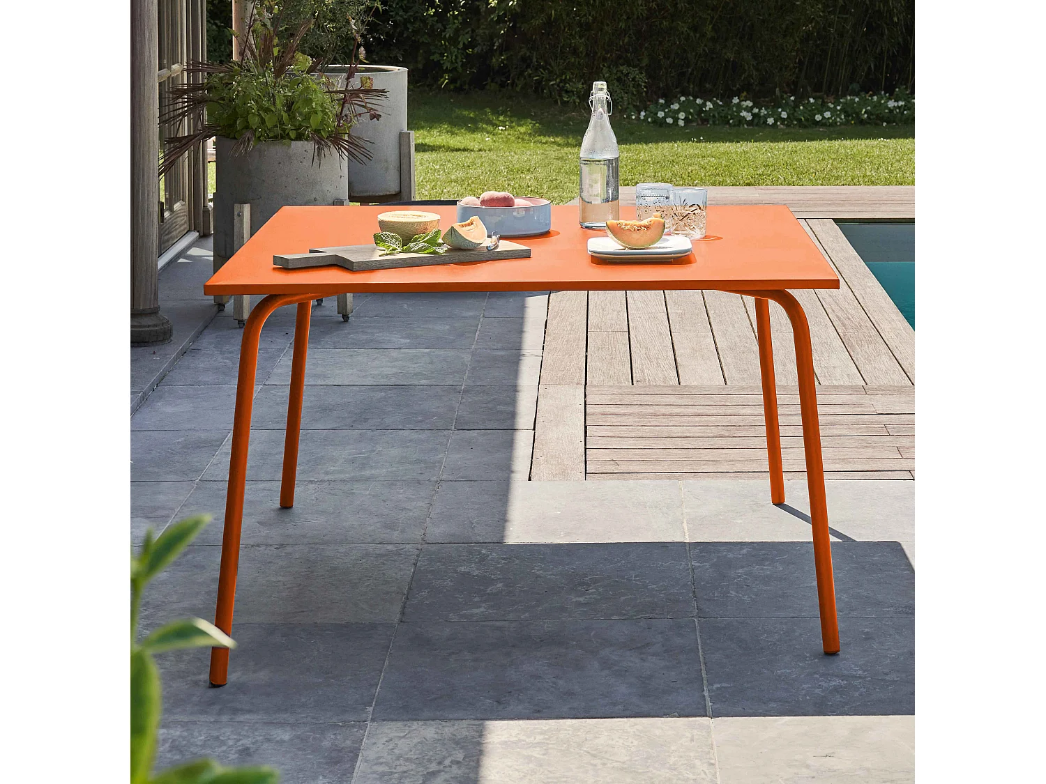 Table de jardin carrée en métal orange - Palavas
