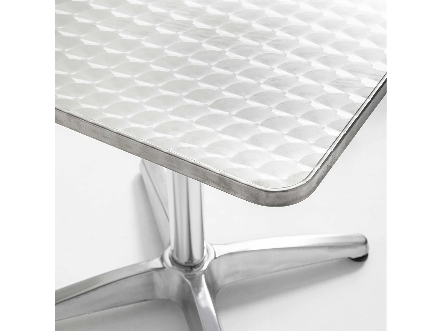 Vierkante tafel van grijs aluminium