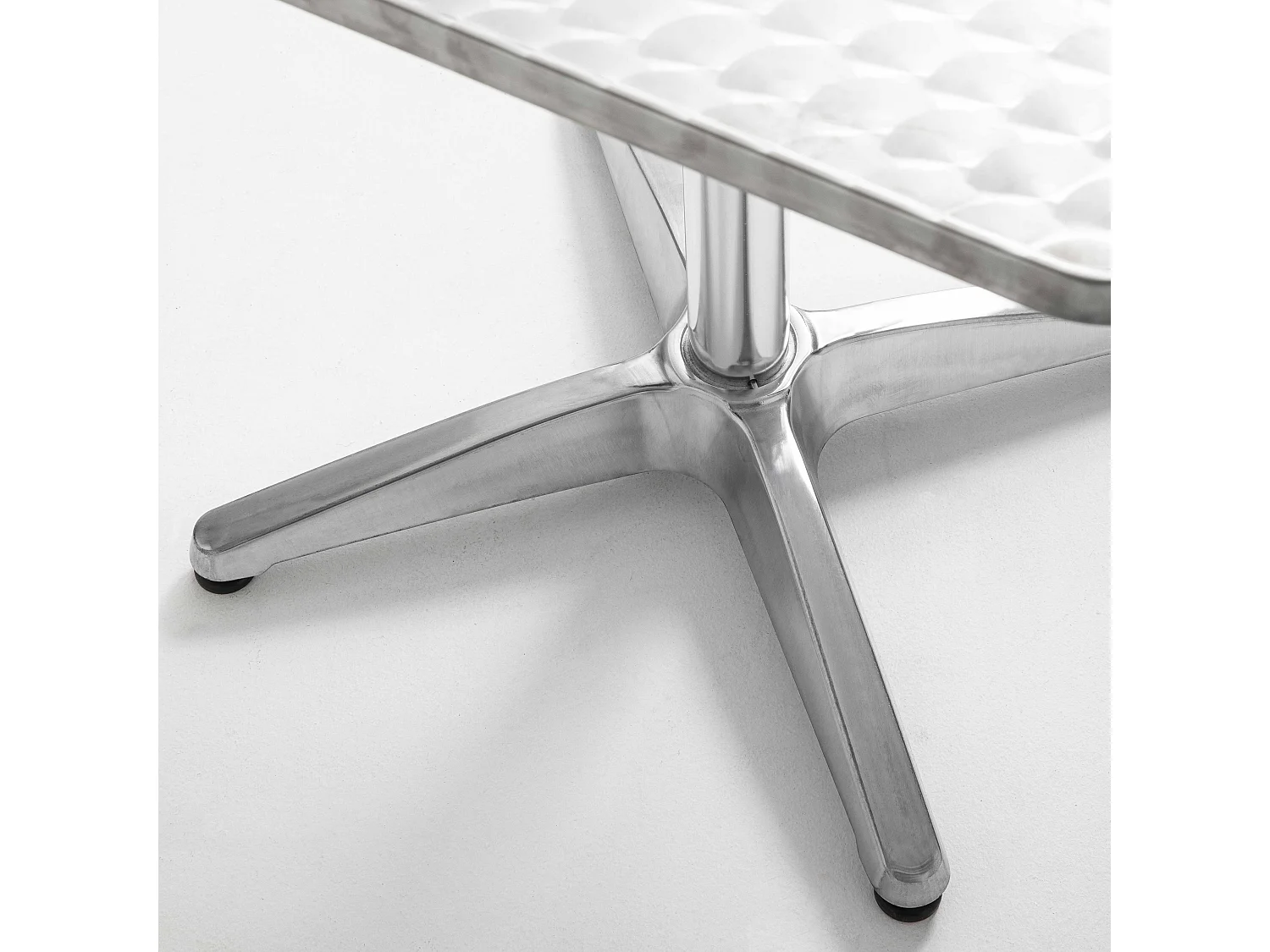 Table carrée en aluminium gris