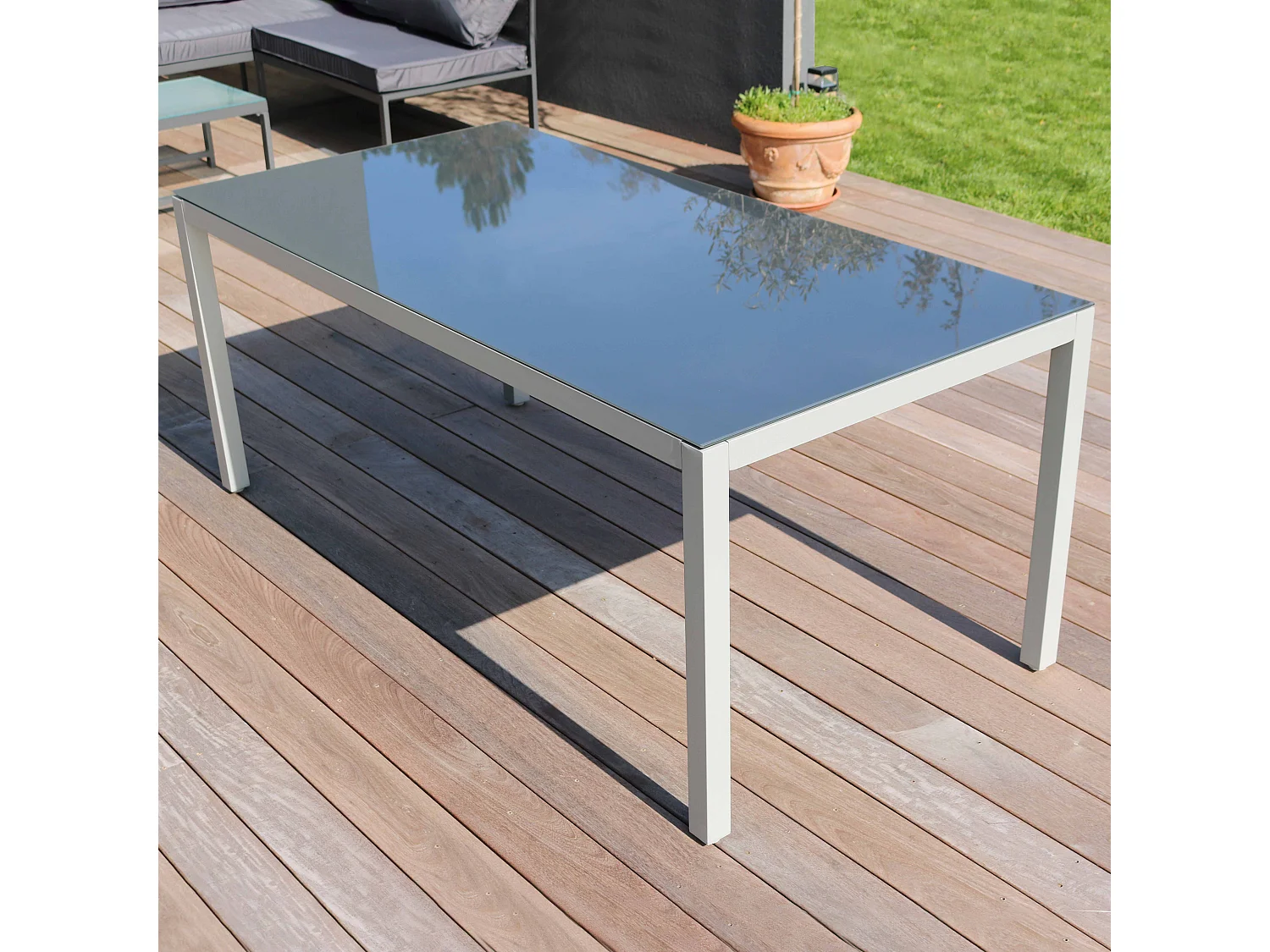 Table de jardin en aluminium avec plateau en verre gris
