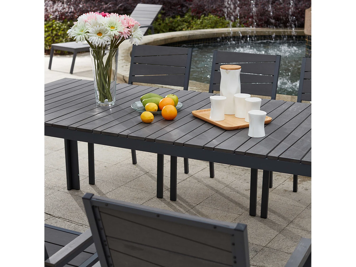 Table de jardin en aluminium et bois synthétique gris