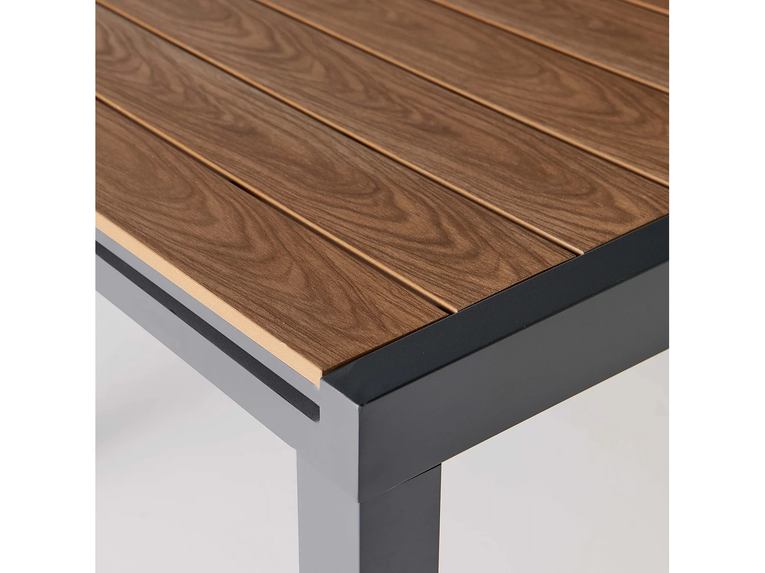 Table extensible en aluminium et bois synthétique marron