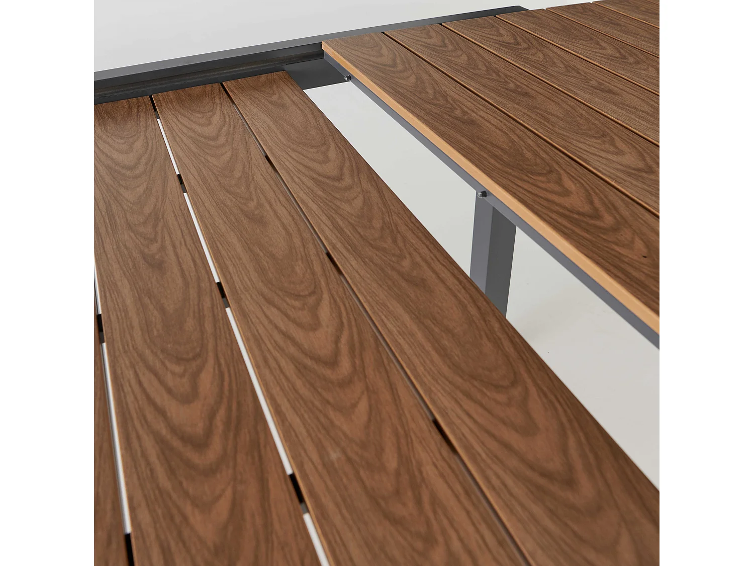 Table extensible en aluminium et bois synthétique marron