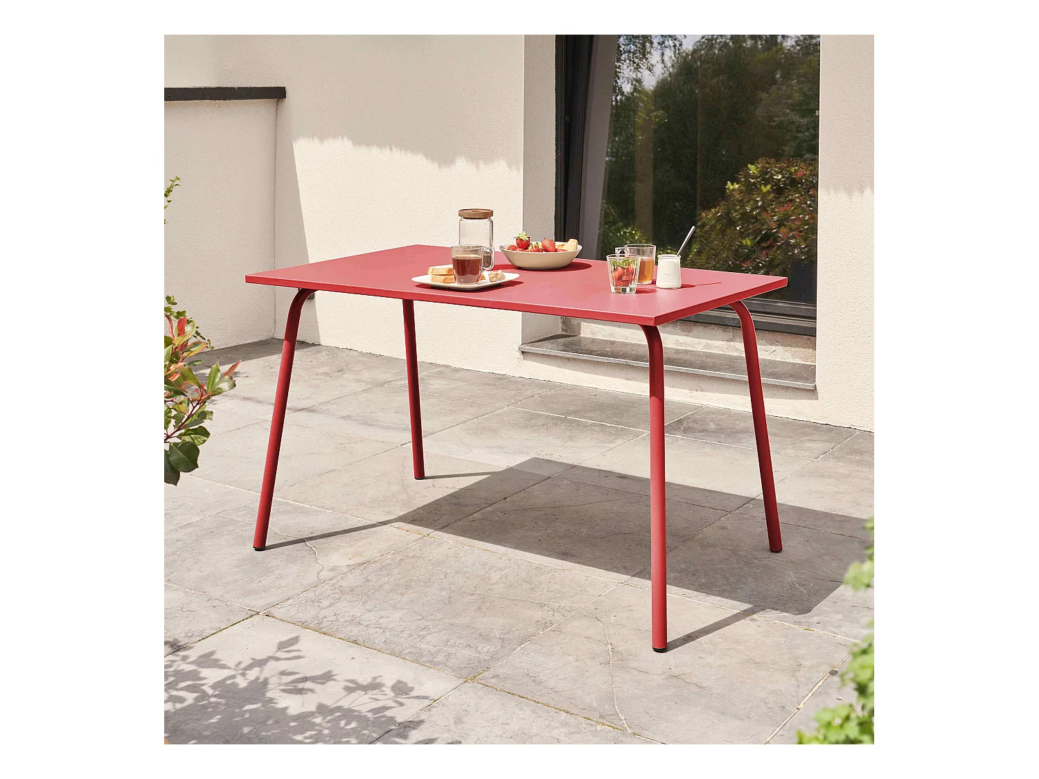 Rode stalen tuintafel