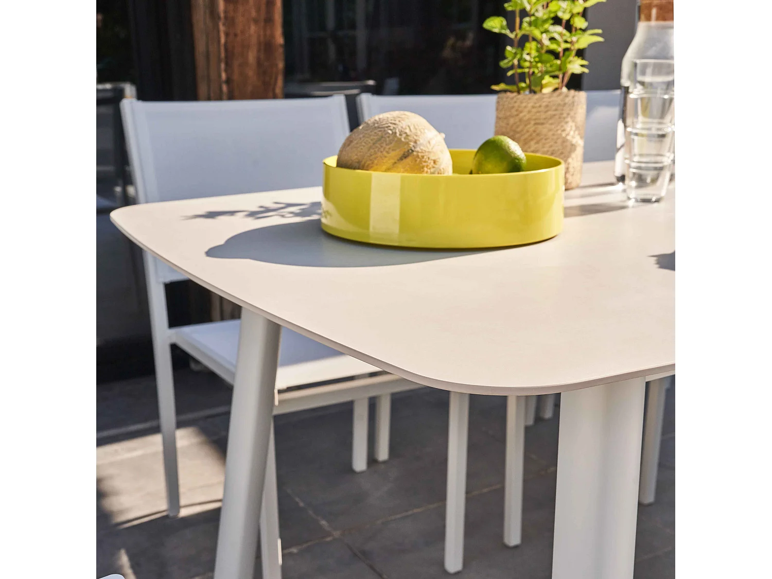 Mesa de jardín rectangular de aluminio y piedra frita blanca