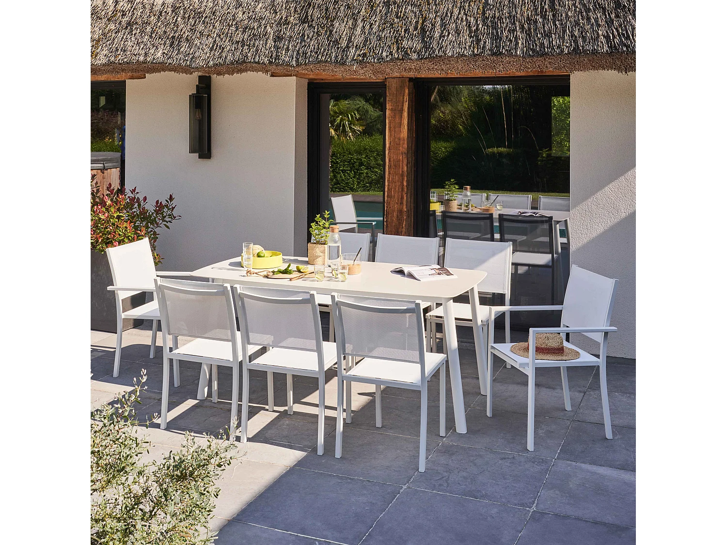 Mesa de jardín rectangular de aluminio y piedra frita blanca