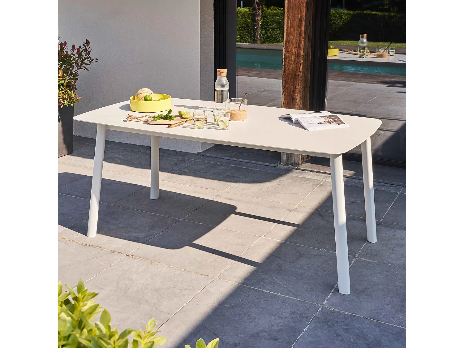 Table de terrasse rectangulaire en aluminium et pierre frittée blanc