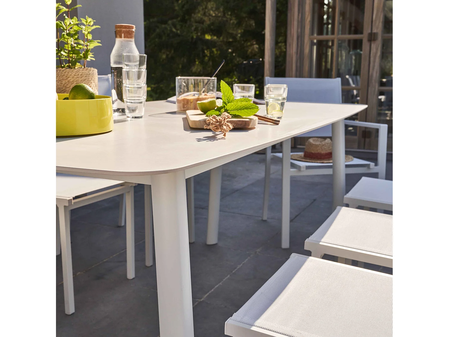 Table de terrasse rectangulaire en aluminium et pierre frittée blanc