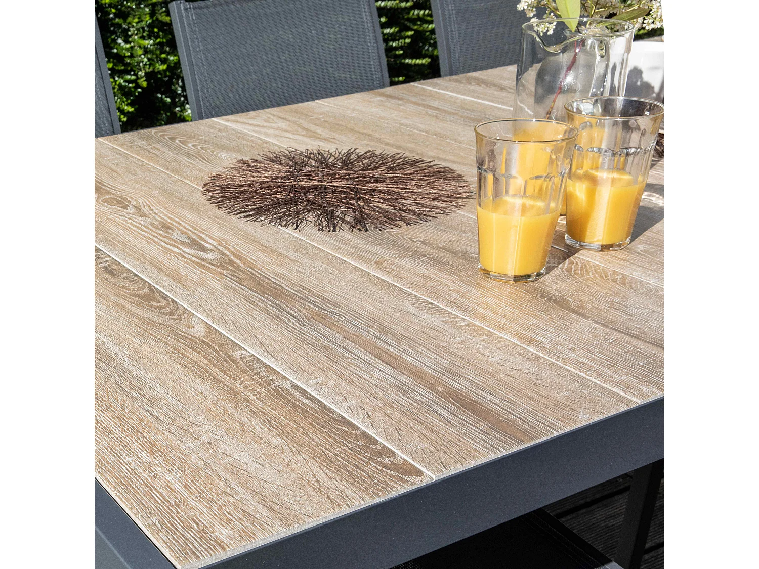 Tuintafel voor 6 personen van en bruine keramiek