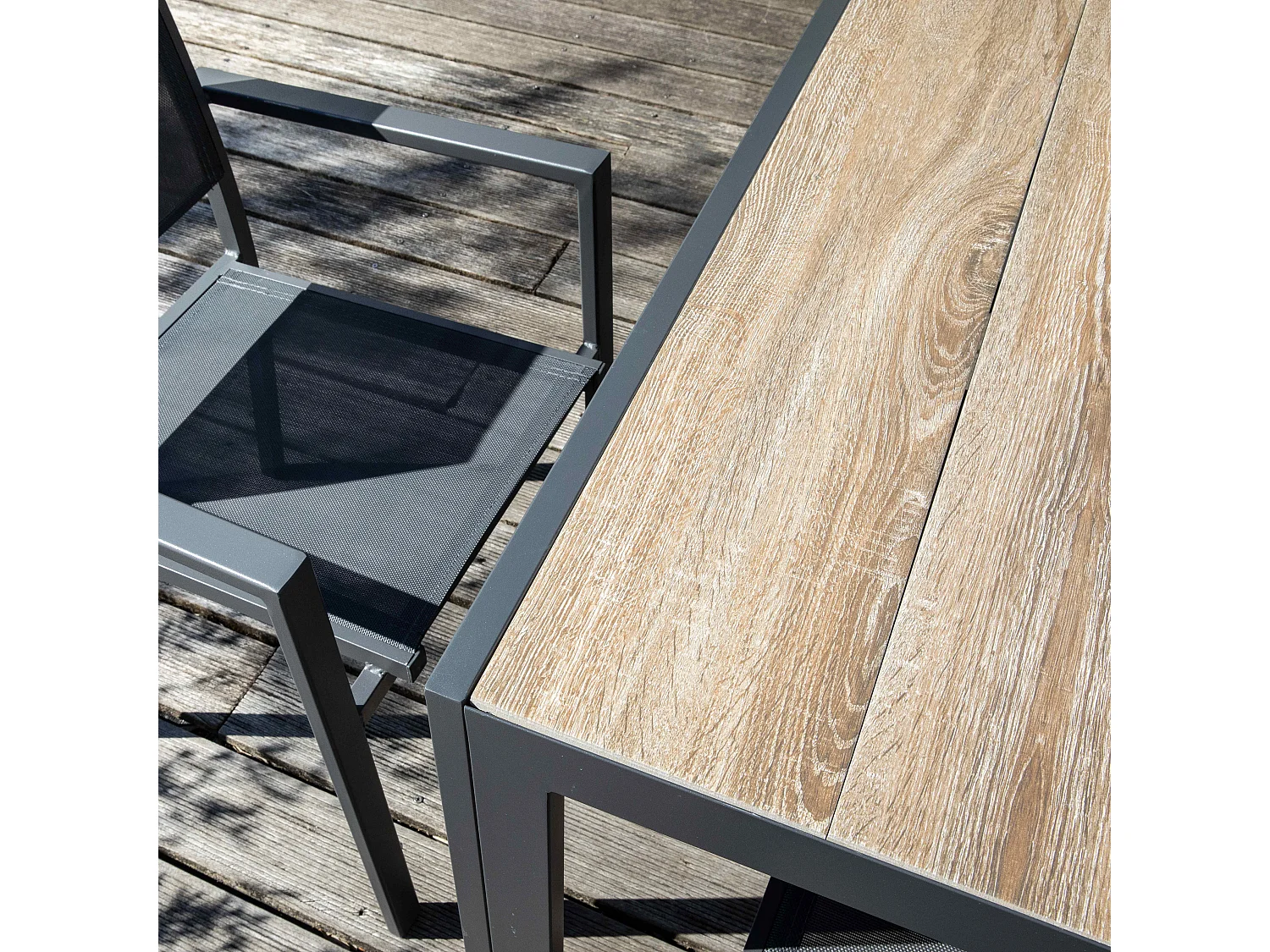 Tuintafel voor 6 personen van en bruine keramiek