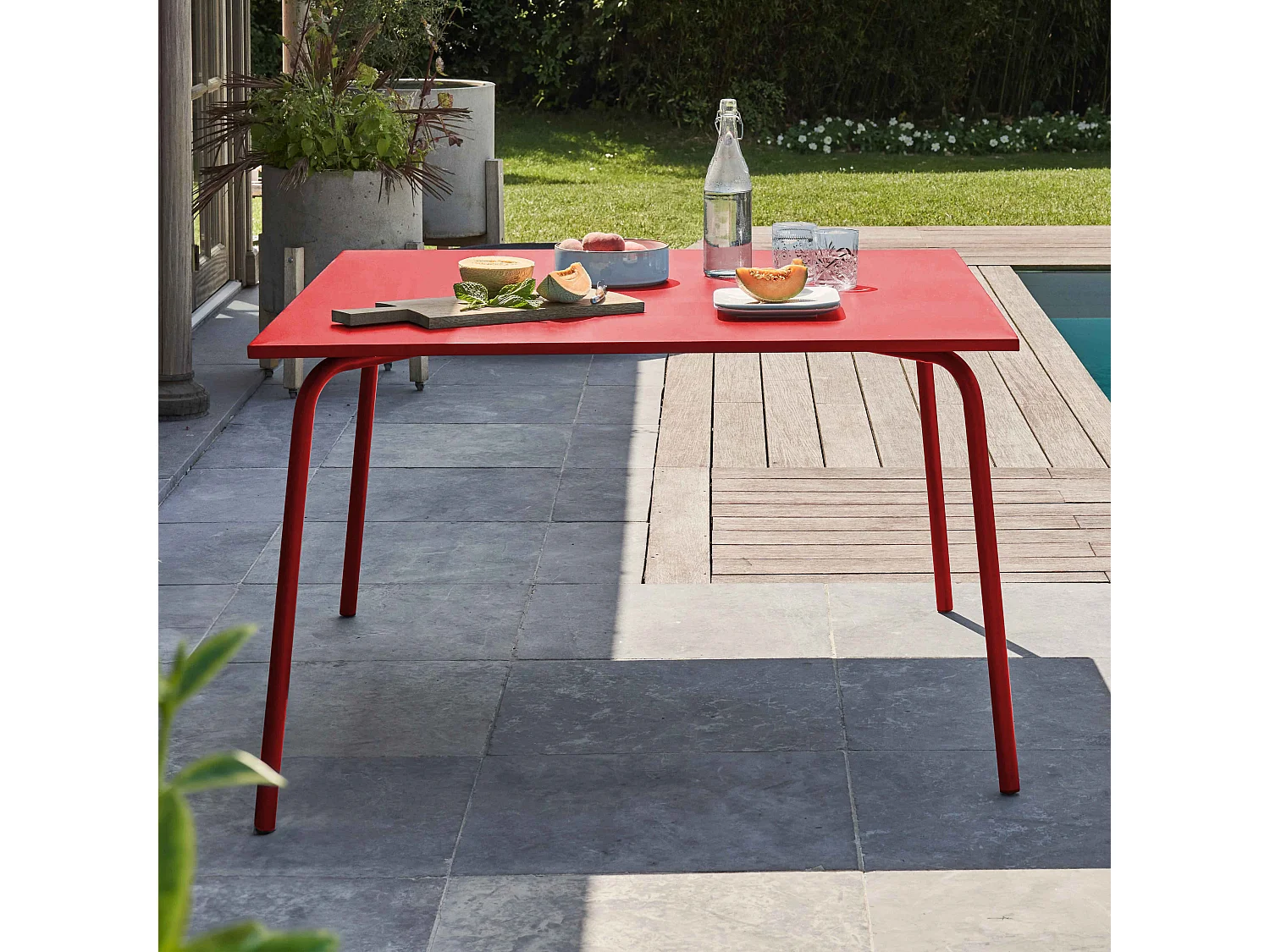 Table de jardin carrée en métal rouge - Palavas