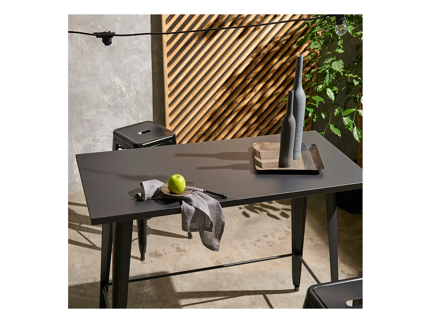 Table haute de jardin en acier noir mat