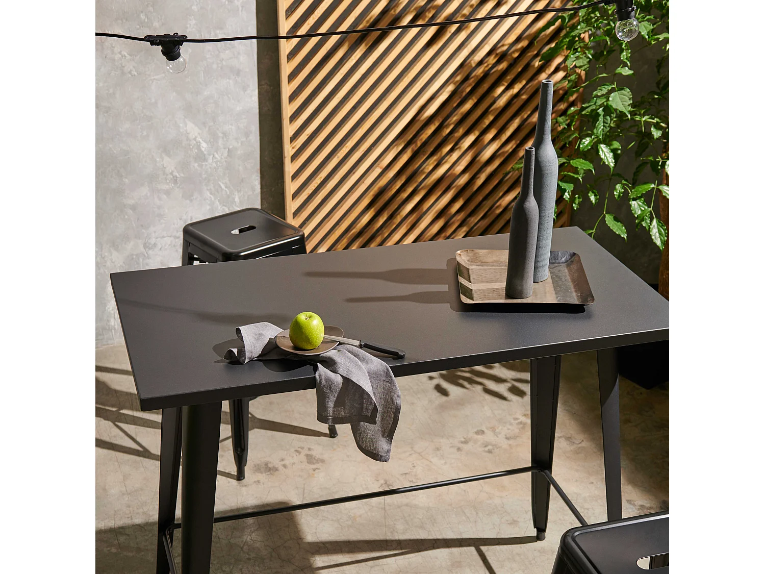 Table haute de jardin en acier noir mat