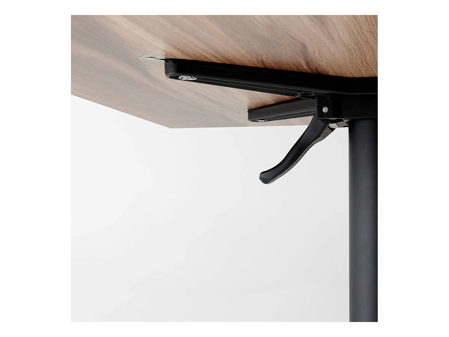 Een donker eikenhouten gelamineerde tuinset en 2 grijze fauteuils