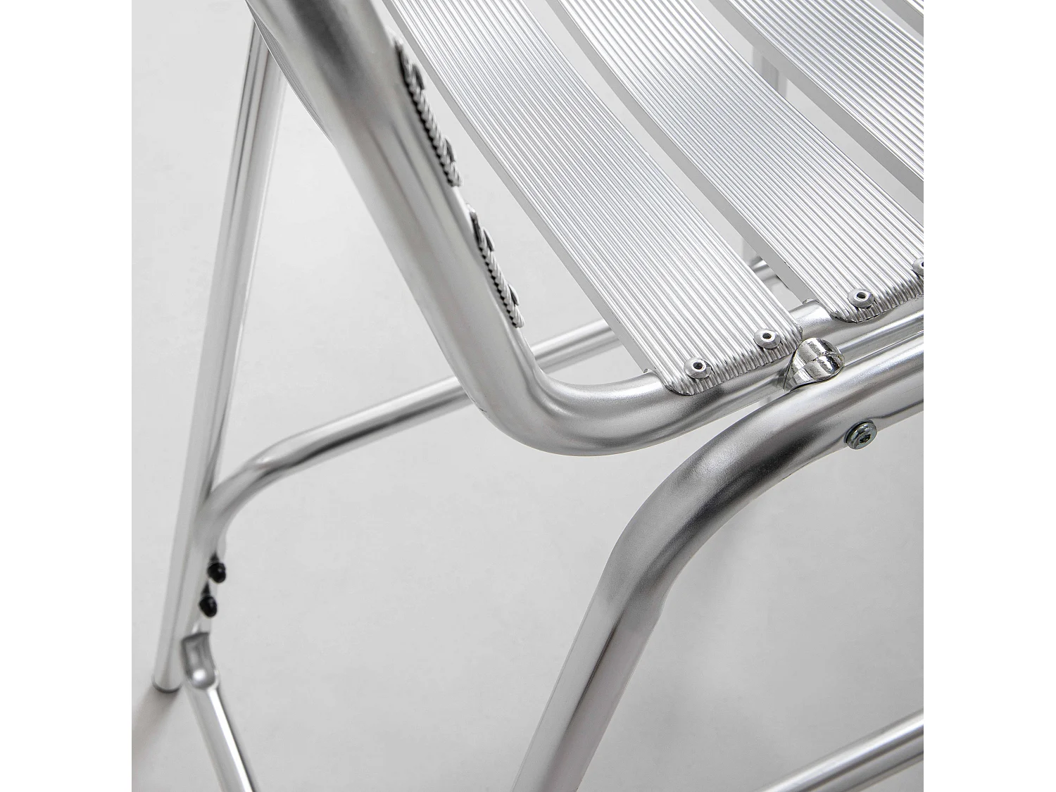 Table de bar en aluminium et 2 tabourets