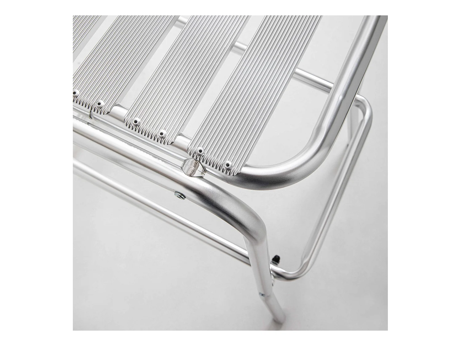 Table de bar en aluminium et 2 tabourets