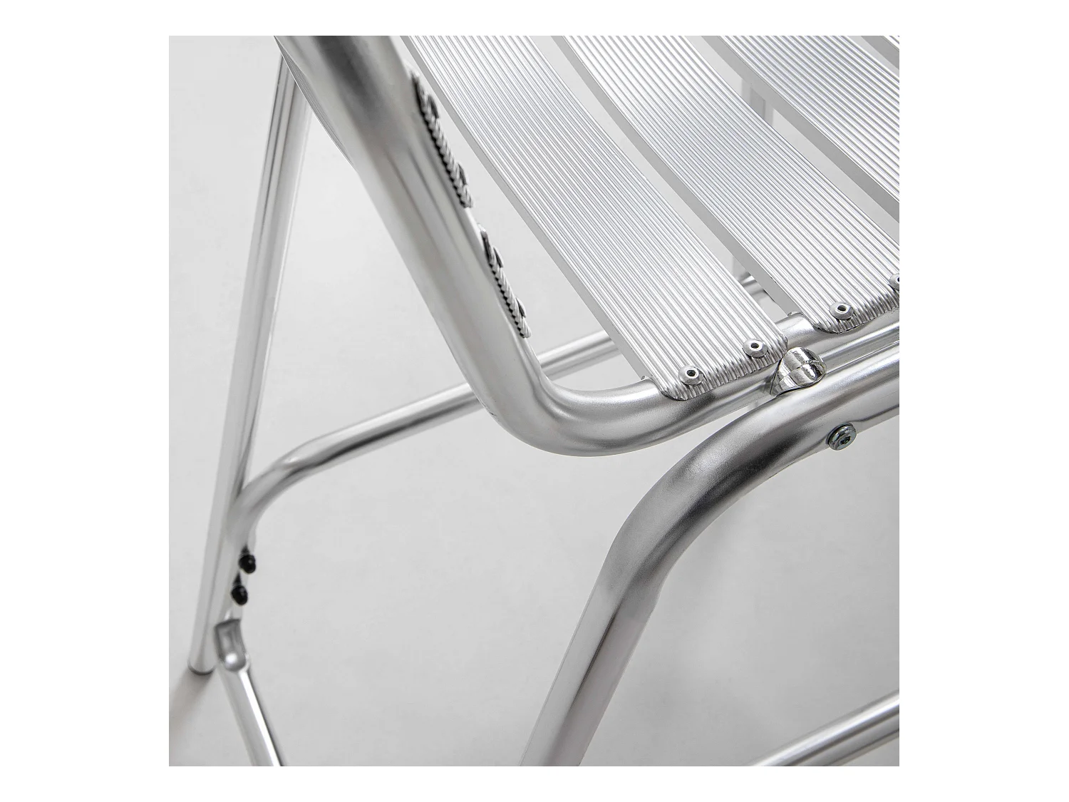 Table de bar en aluminium et 2 tabourets