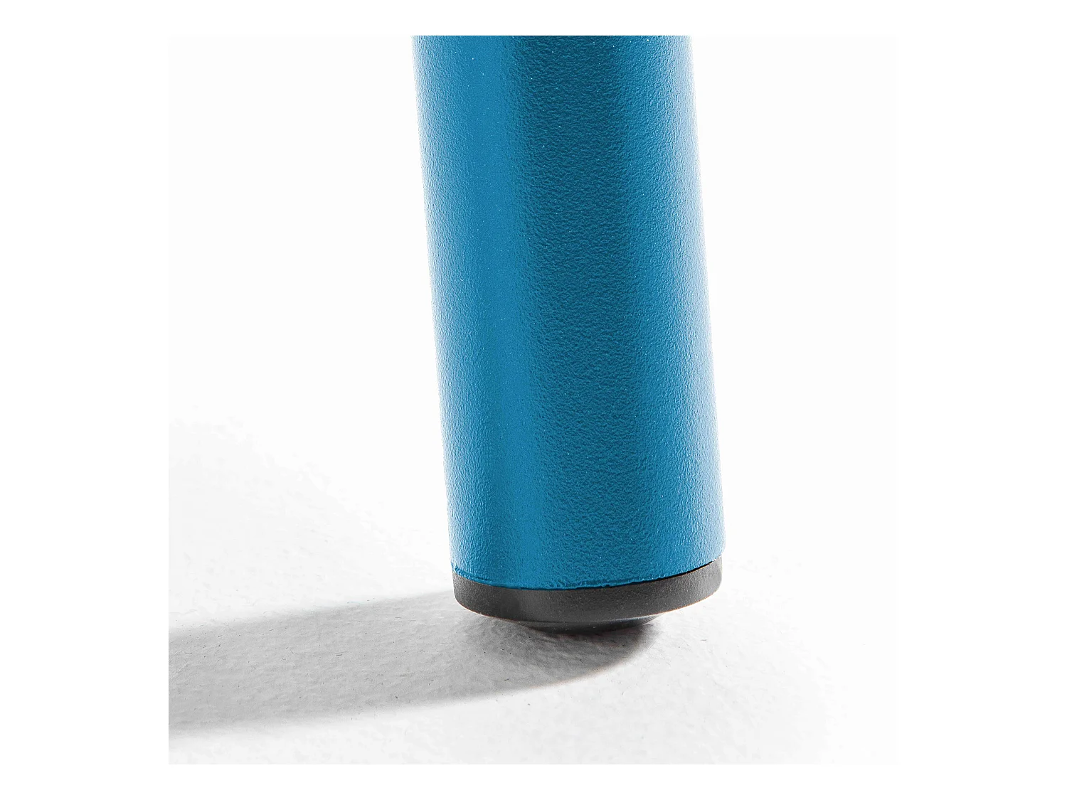 Set van een ronde tuin tafel en 6 blauwe Pacific stalen fauteuils