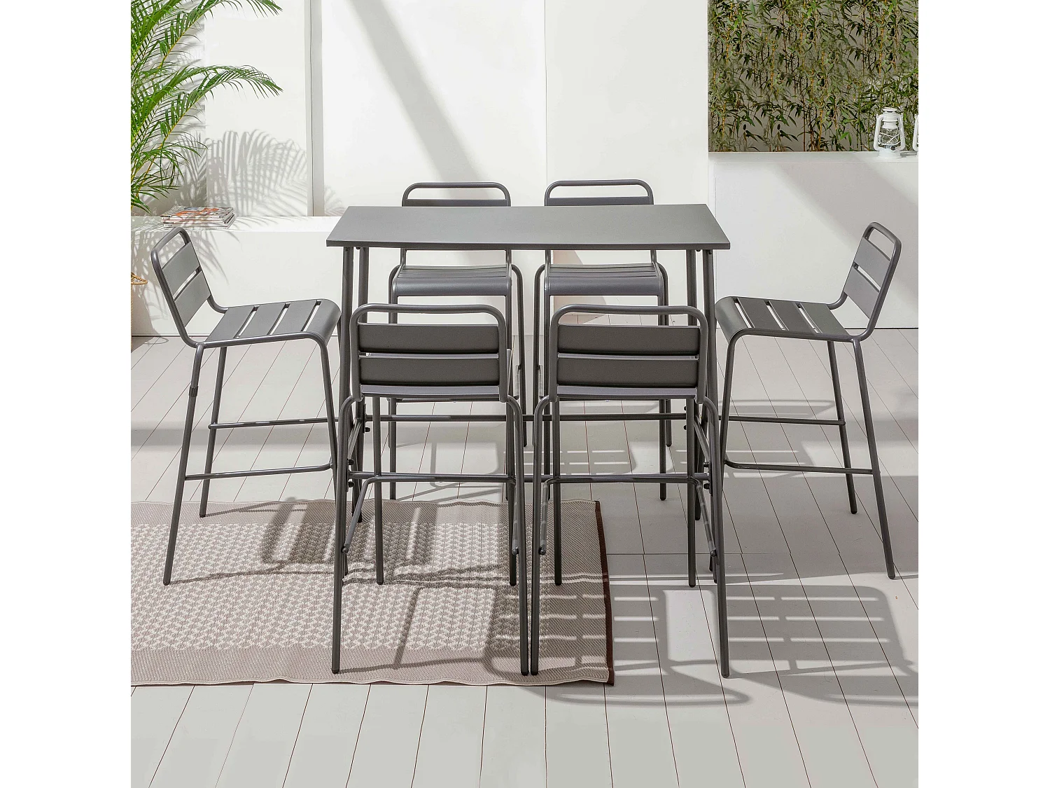 Set van een hoge tuin tafel en 6 grijze stoelen