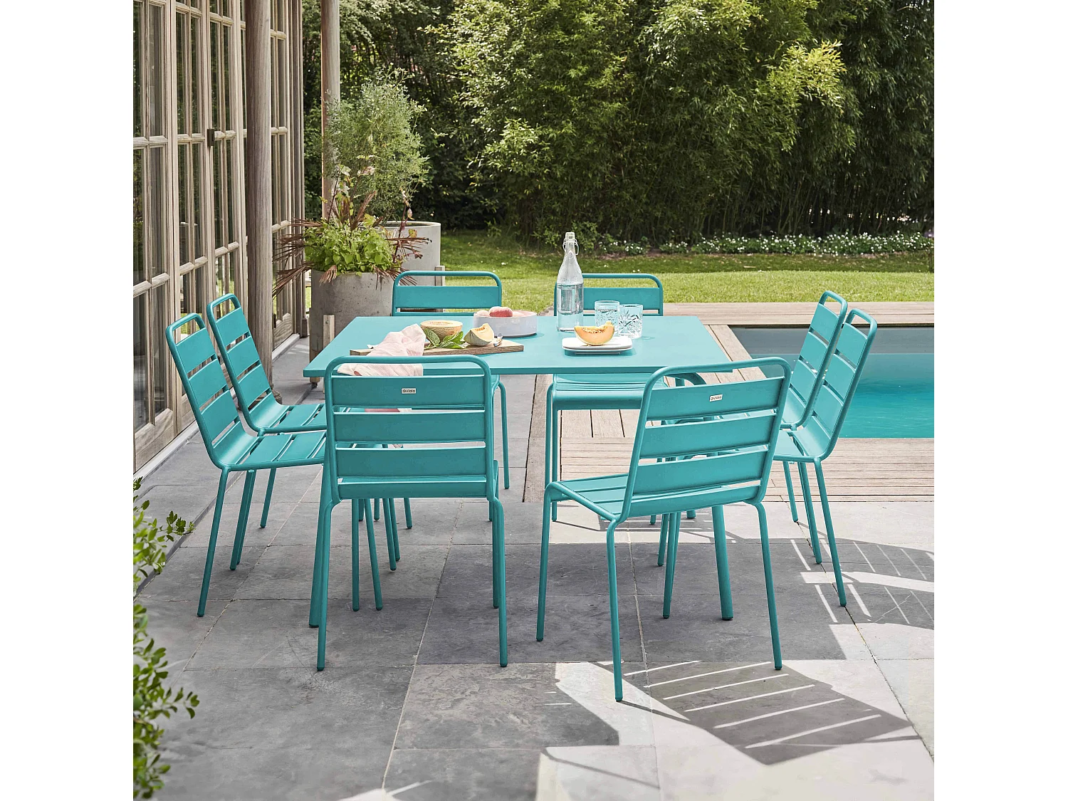 Tuinset met tafel en 8 turquoise stoelen