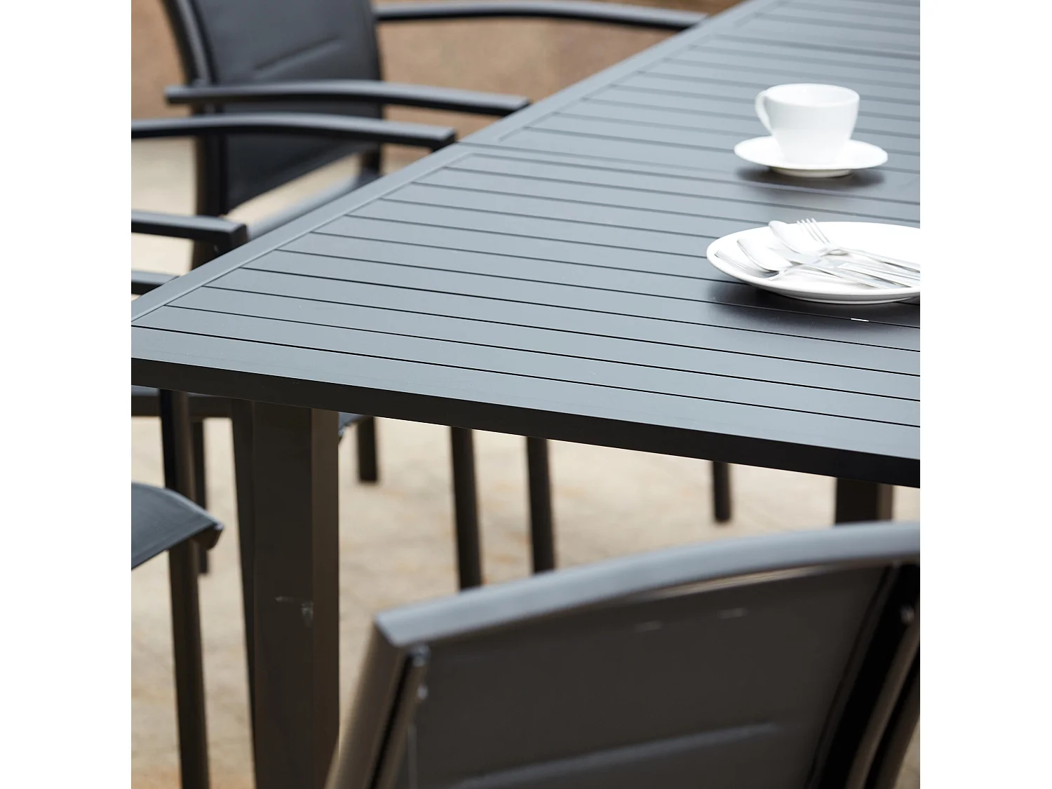 Ensemble table de jardin extensible et 8 fauteuils en aluminium noir