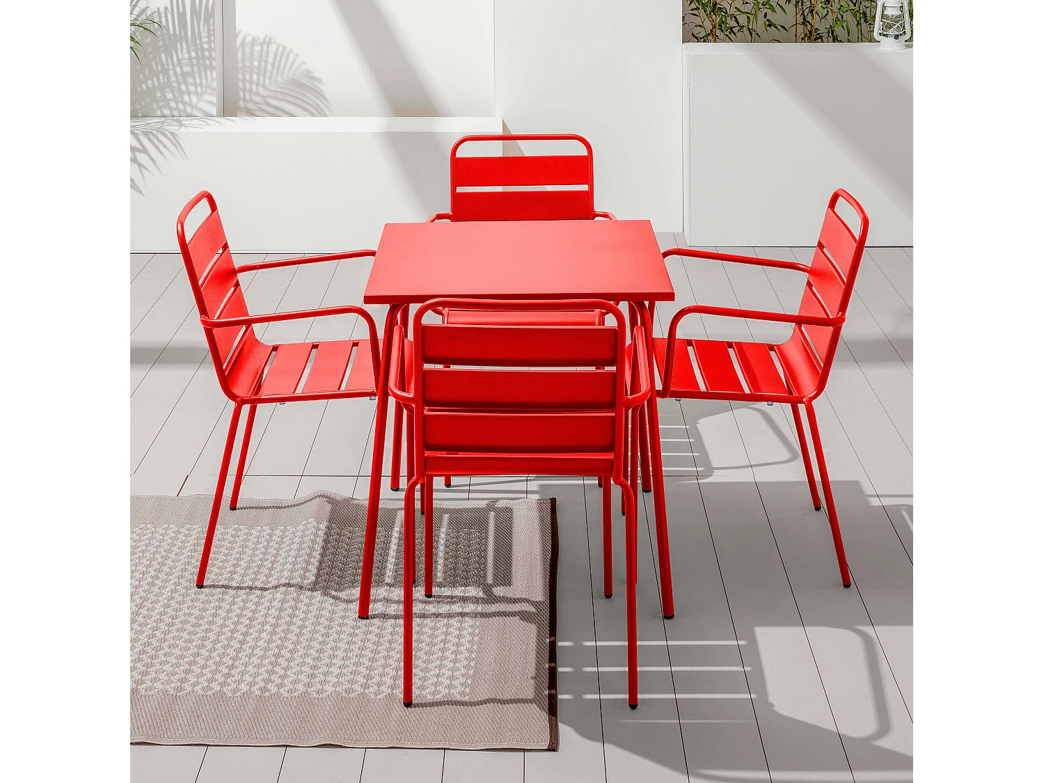 Set van een vierkante tuin tafel en 4 rode stalen fauteuils