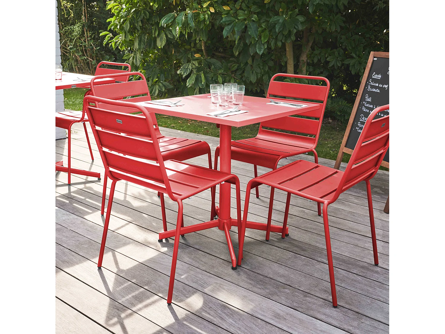 Set van een vierkante tuintafel en 4 rode stoelen