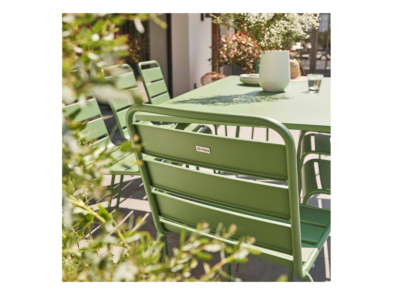 Tuinset met tafel en 8 groene cactus stoelen