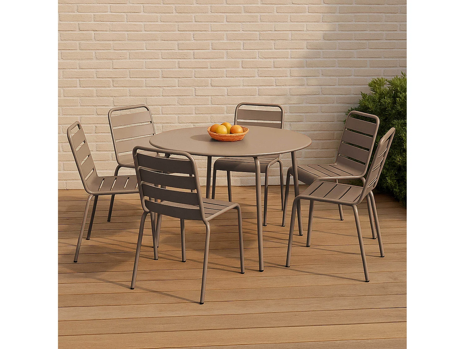 Set van een ronde tuin tafel en 6 taupe stoelen