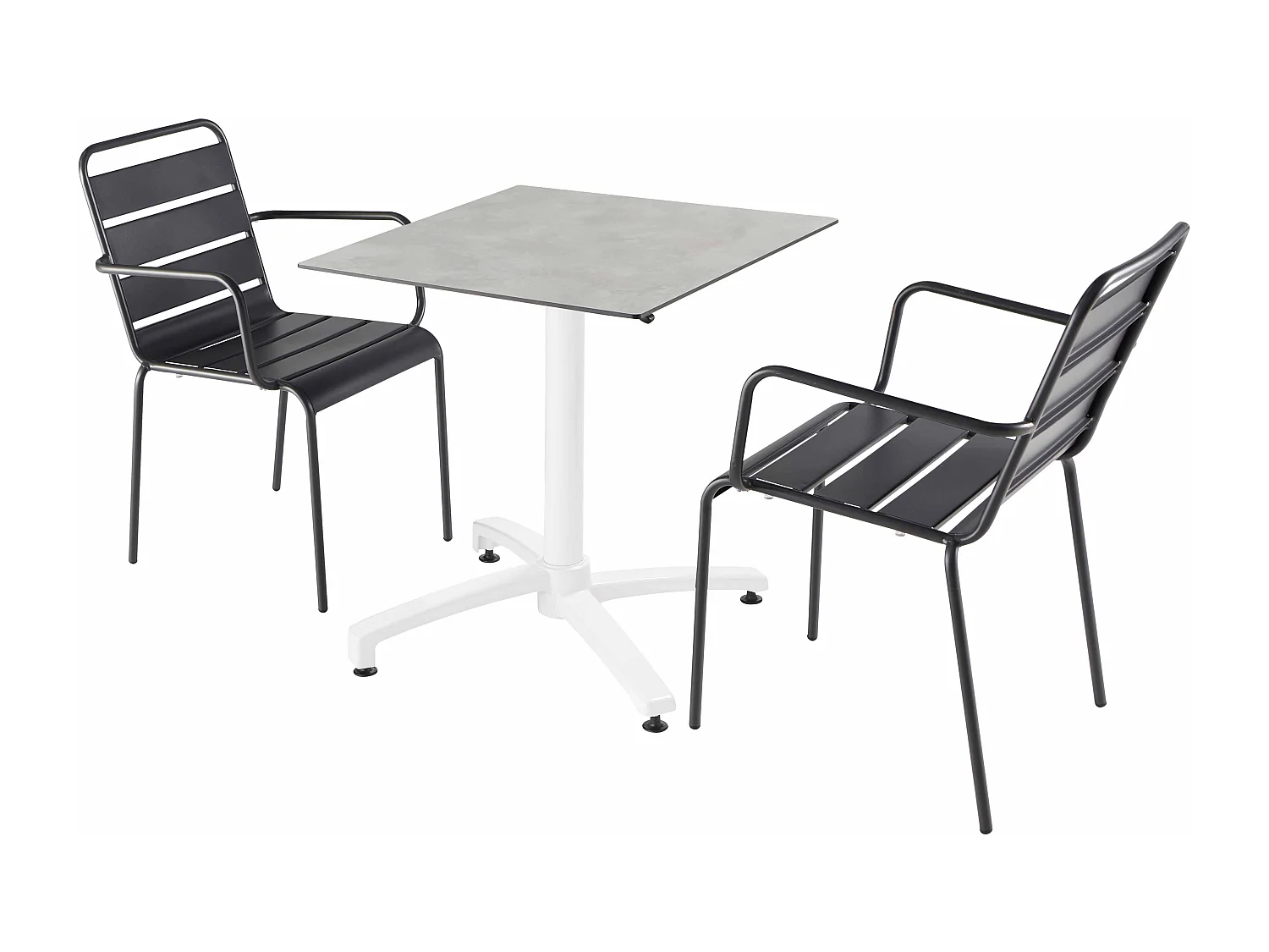 Een tuintafel met betonnen laminaat en 2 grijze fauteuils