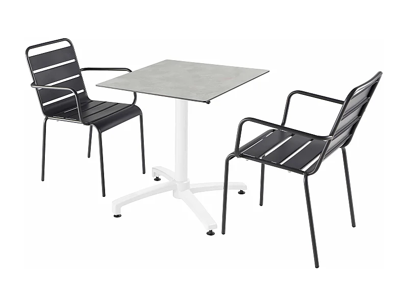 Een tuintafel met betonnen laminaat en 2 grijze fauteuils