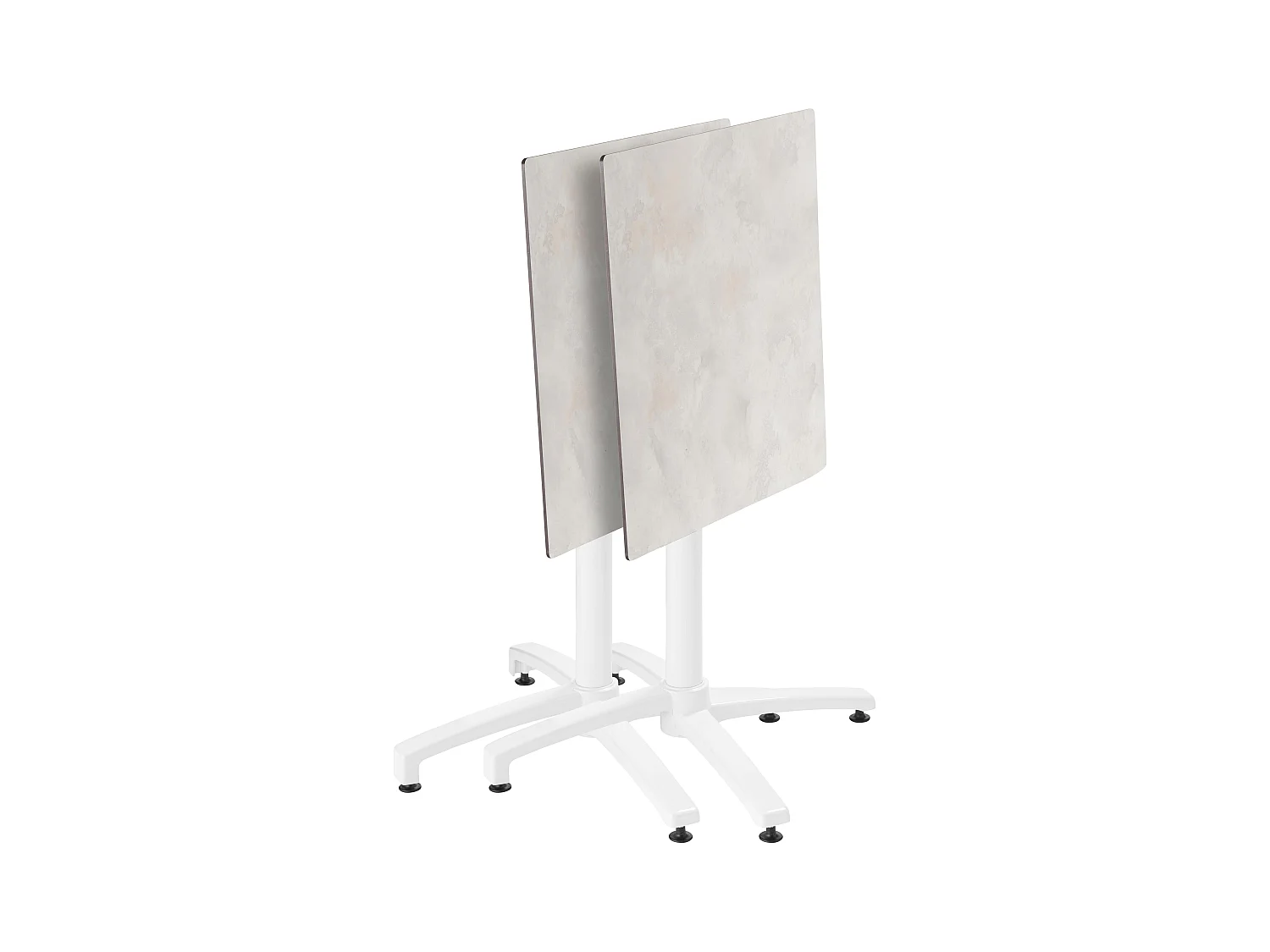 Een tuintafel met betonnen laminaat en 2 grijze fauteuils