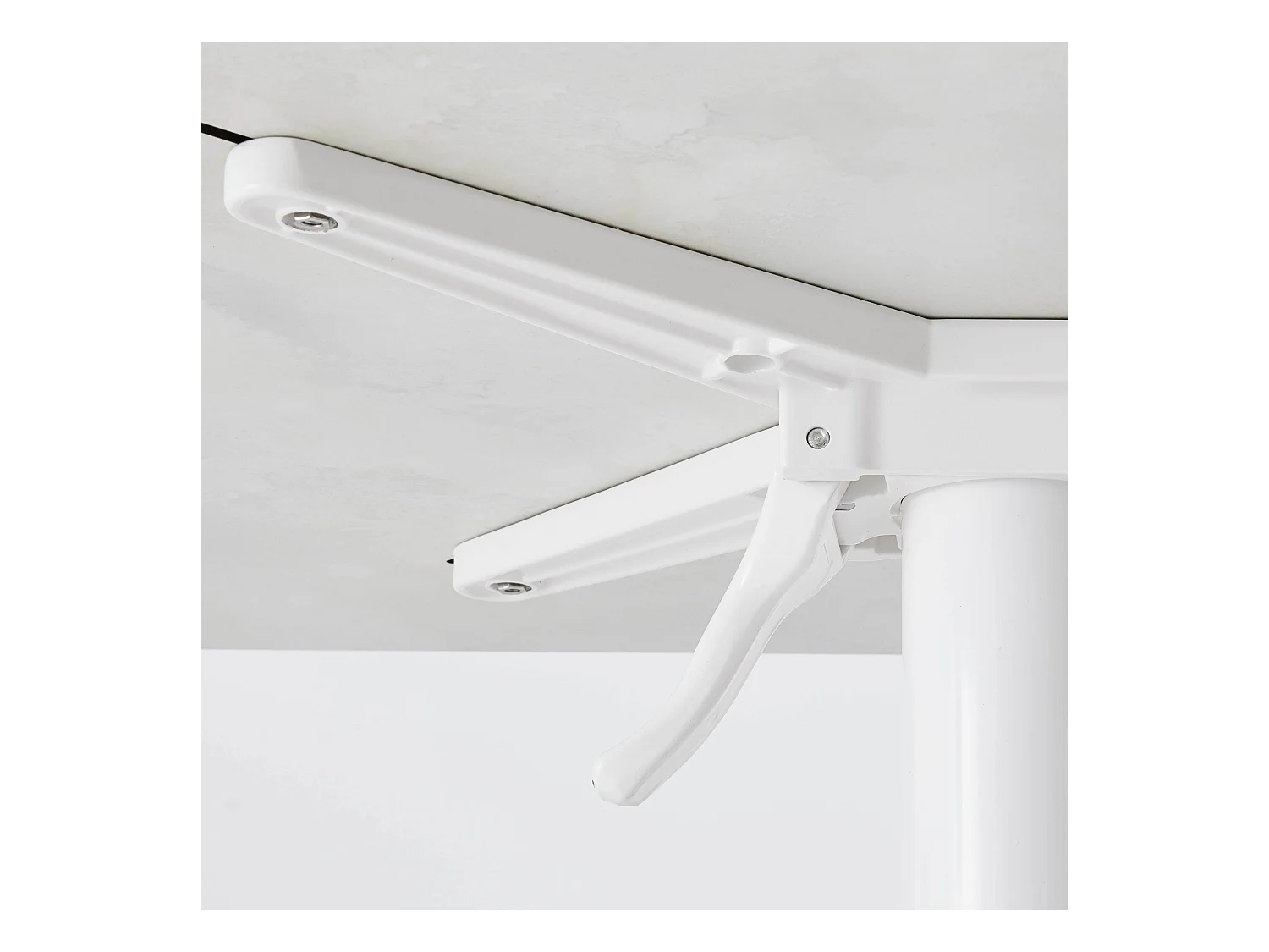 Een tuintafel met betonnen laminaat en 2 grijze fauteuils