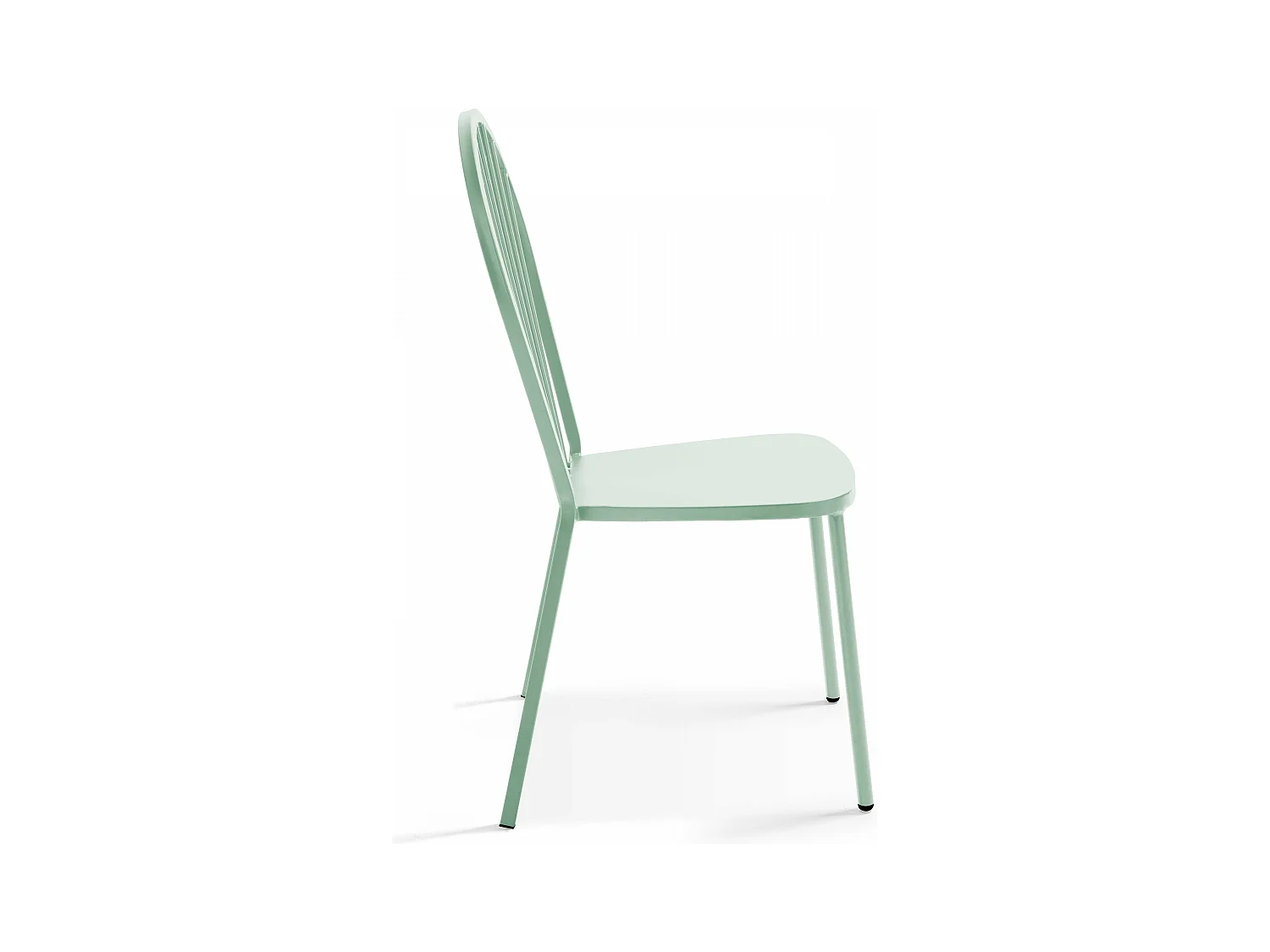 Set van een bistro tuintafel en 2 groene salontafels van staal