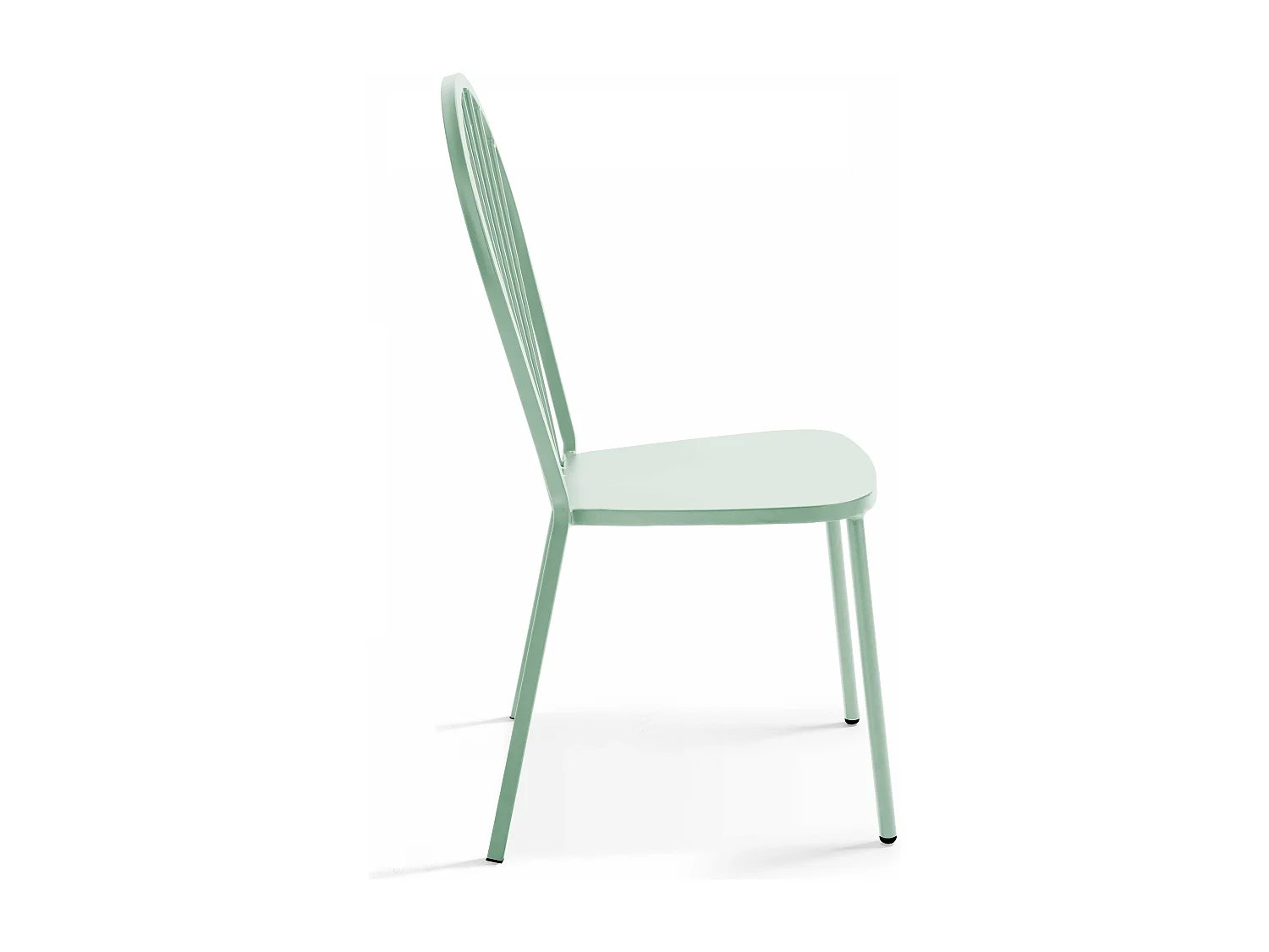 Set van een bistro tuintafel en 2 groene salontafels van staal