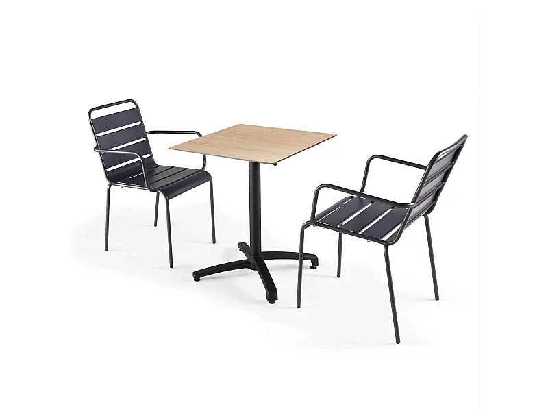 Een gelamineerde eikenhouten tuinset en 2 grijze fauteuils