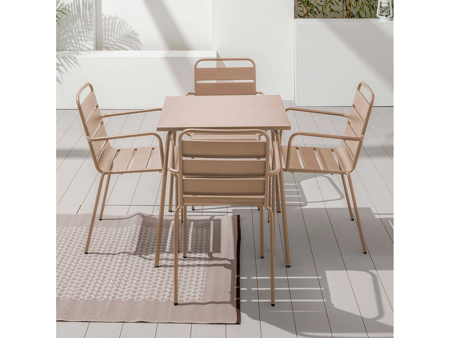 Set van een vierkante tuin tafel en 4 taupe stalen fauteuils