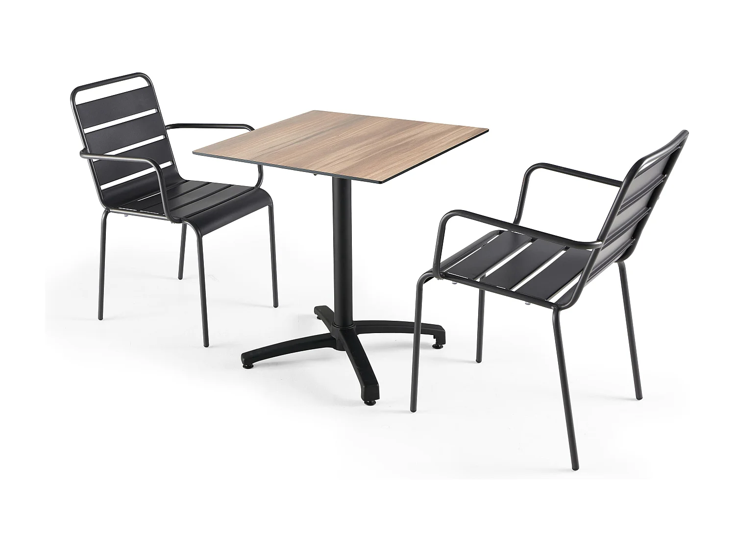 Een donker gebeitst eikenhouten tuintafel en 2 grijze fauteuils