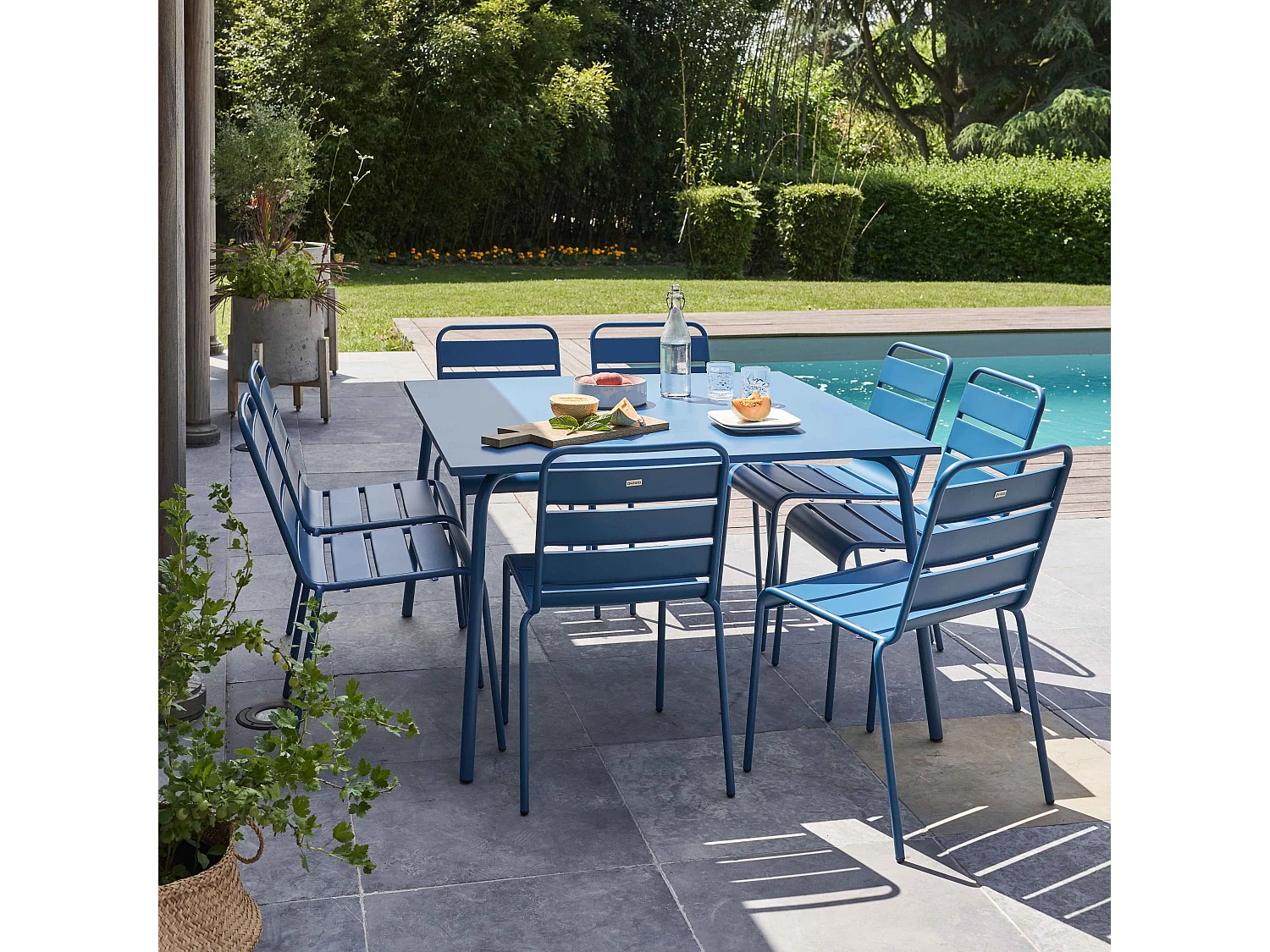 Tuinset met tafel en 8 blauwe Pacific stoelen