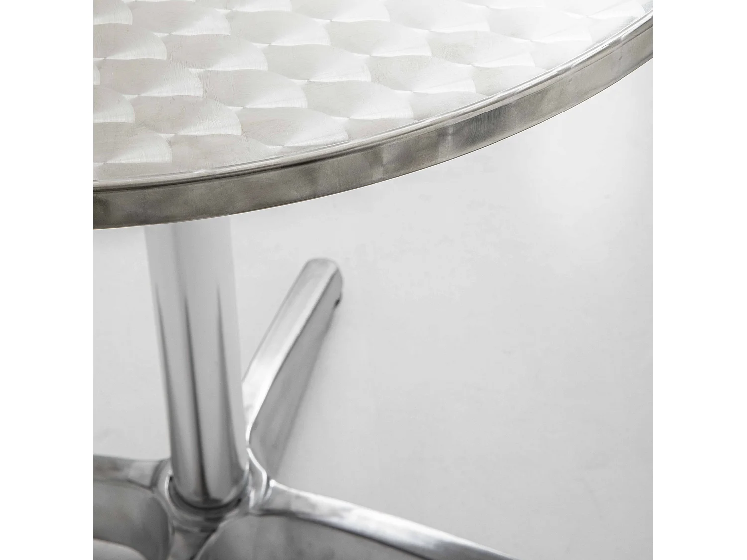 Table de jardin ronde et 4 fauteuils en aluminium et résine