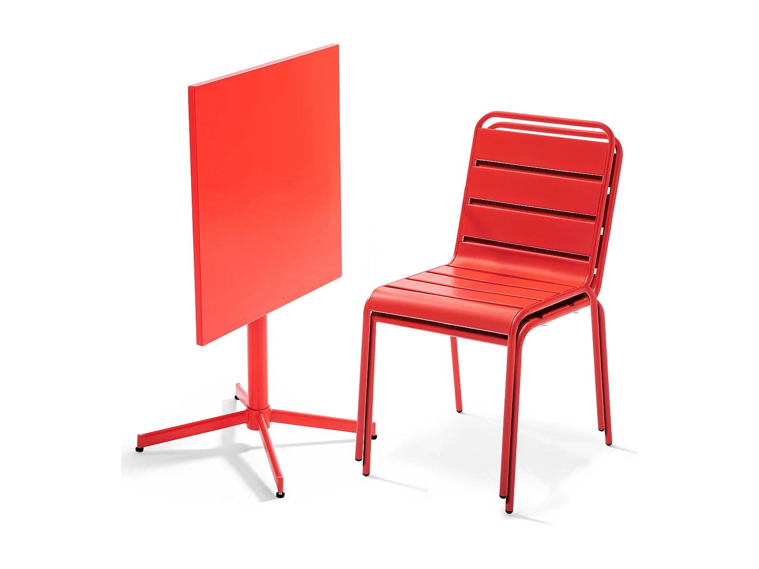 Set van een vierkante tuin tafel en 2 rode stoelen