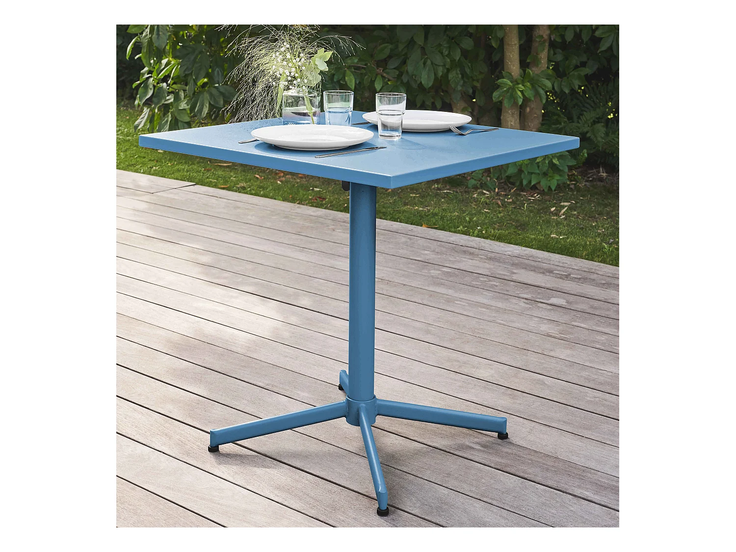 Set van een vierkante tuin tafel en 2 blauwe Pacific fauteuils
