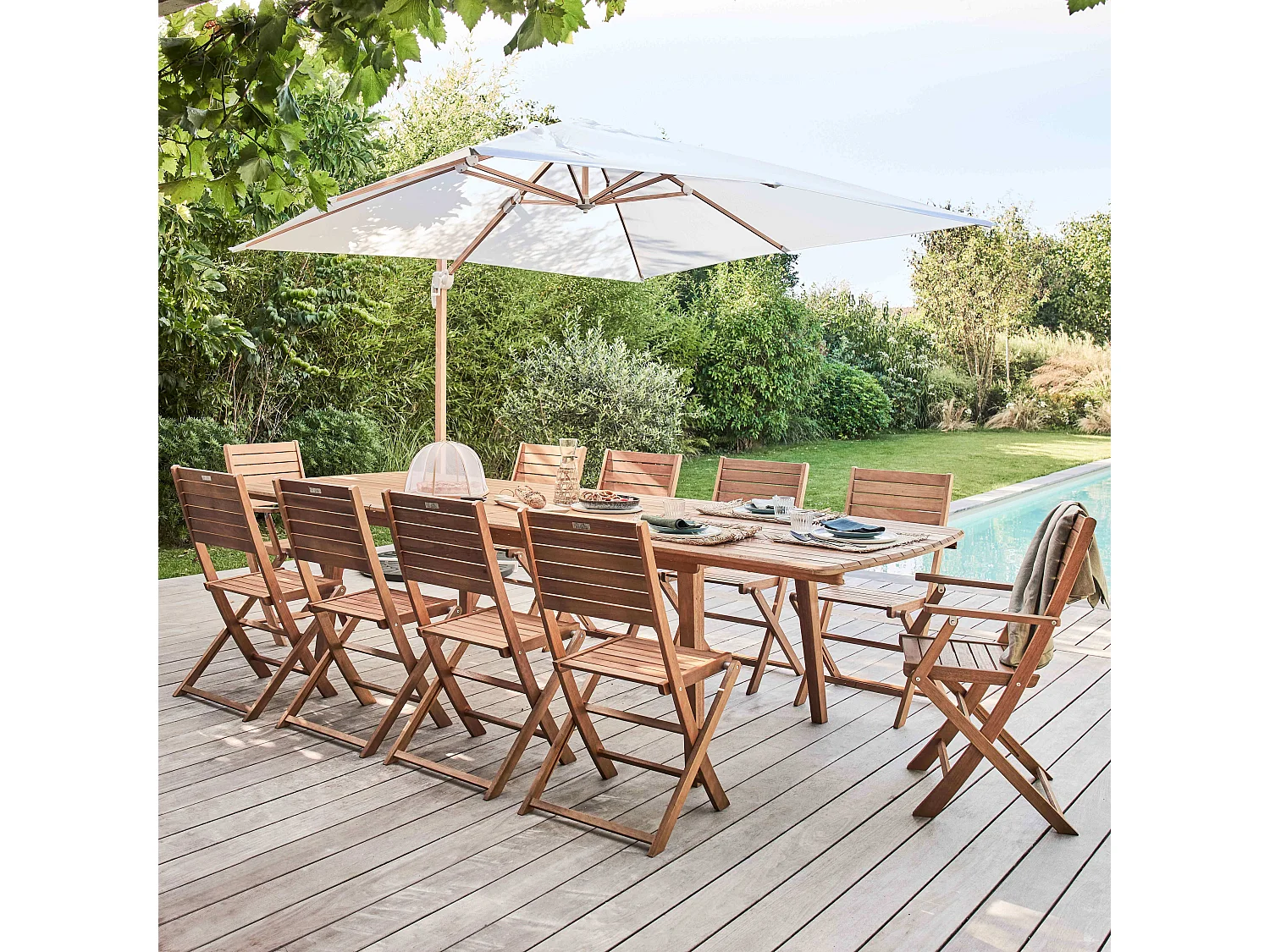 Table extensible et 10 chaises en bois