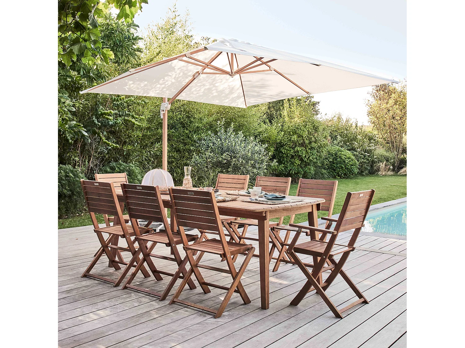 Table extensible et 10 chaises en bois