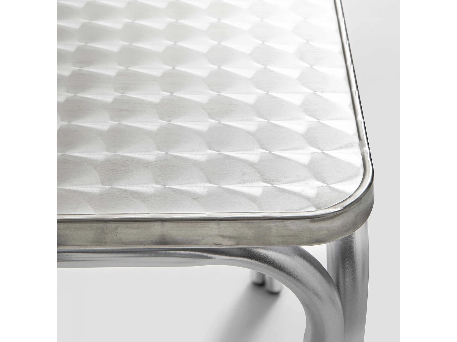 Table de jardin carrée en aluminium et 2 fauteuils