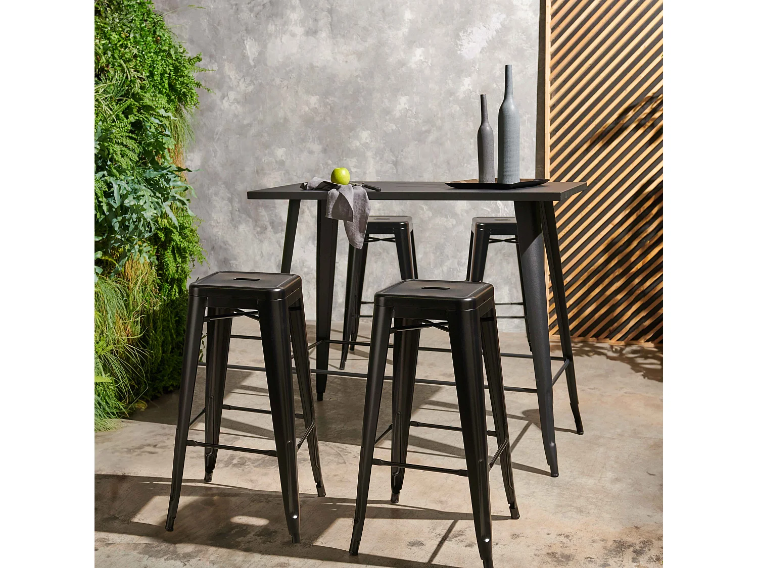 Table haute de jardin et 4 tabourets en métal noir mat