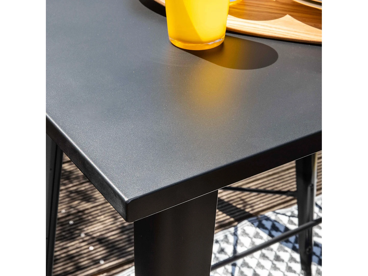 Hoge tuintafel en 4 matzwarte krukjes